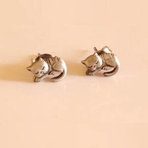 Vtg. Sleeping 🐱Cat Stud Earrings